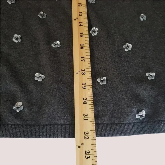 Talbots  flower embellished  Women gray top size smaall petite - Picture 8 of 8